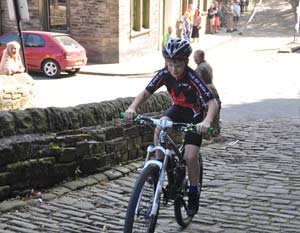 Cycling up the Buttress  - photo: HebWeb