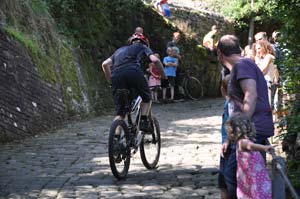 Cycling up the Buttress  - photo: HebWeb