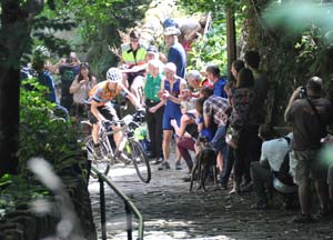 Cycling up the Buttress  - photo: HebWeb