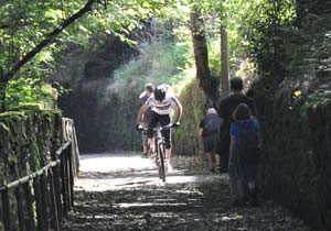 Cycling up the Buttress  - photo: HebWeb