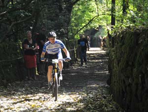 Cycling up the Buttress  - photo: HebWeb